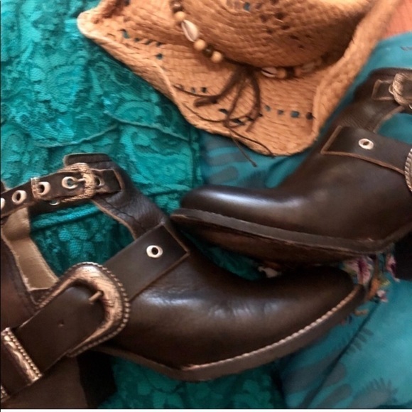 FREEBIRD 🦅 by Steven Carsen Booties w/western buckles original box not included - Picture 4 of 16